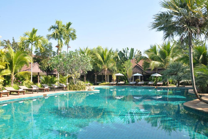 Piscine dans le jardin tropical du Laluna Resort - hôtel 3 étoiles recommandé à Chiang Rai