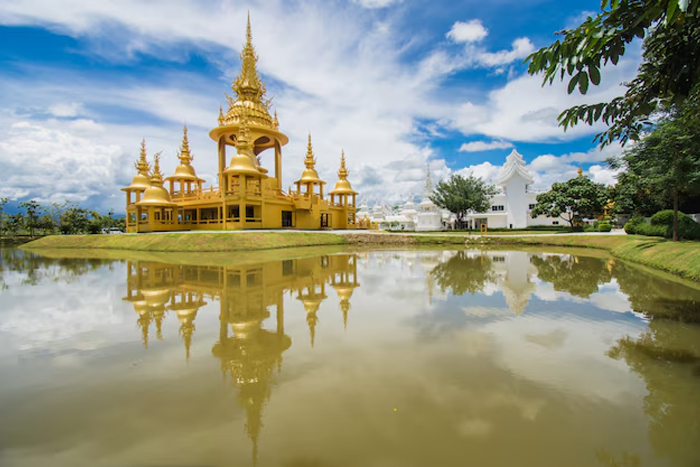 Bâtiment doré au Wat Rong Khun (Temple blanc)