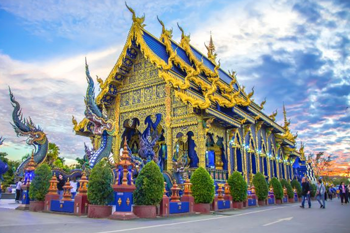 Wat Rong Suea Ten (Le Temple Bleu): l'un des meilleurs endroits à visiter à Chiang Rai