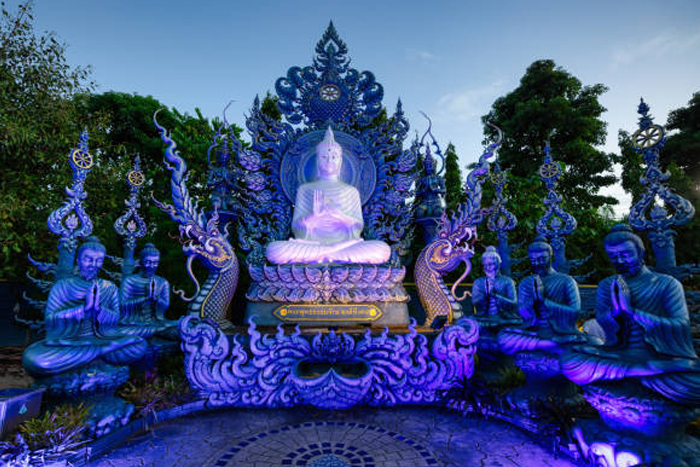 Guide de voyage complet pour votre visite de Wat Rong Suea Ten - Le Temple Bleu en Thaïlande