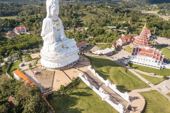 Admirer les structures blanches du temple