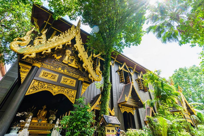 Profitez des jardins paisibles au Wat Phra Kaew Chiang Rai