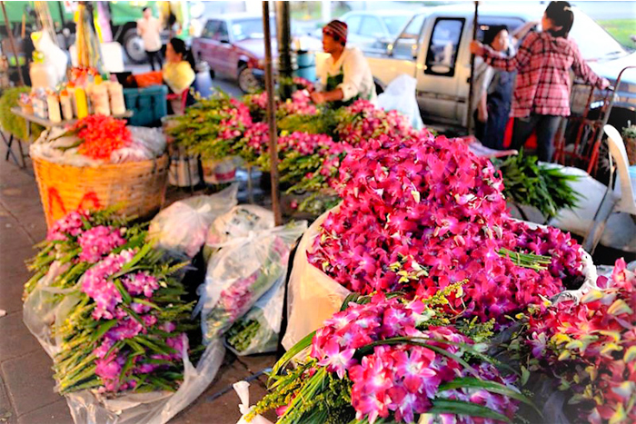 L'ambiance vibrante du marché aux fleurs de Pak Khlong Talat Bangkok