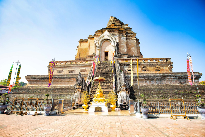 Wat Chedi Luang est un temple bouddhiste au cœur de Chiang Mai