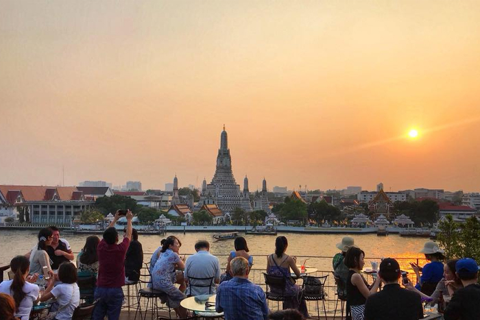 Un superbe coucher de soleil sur le Wat Arun Bangkok