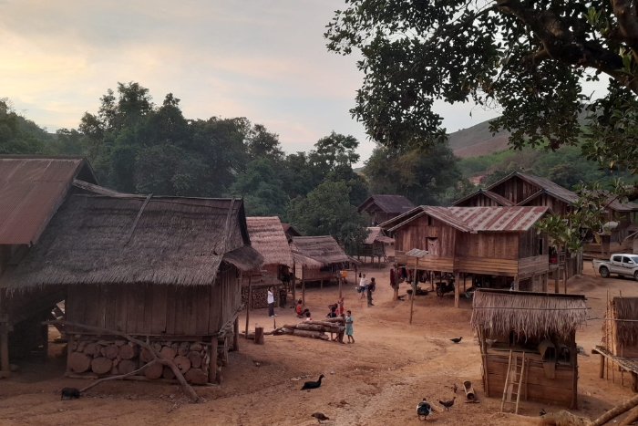 Rencontre authentique dans un village Khmu lors de notre circuit Thaïlande Laos 14 jours