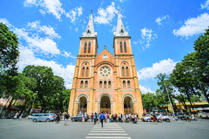 Admirer l’architecture coloniale de la Cathédrale Notre-Dame de Saïgon dans un itinéraire Asie du Sud-Est 10 jours