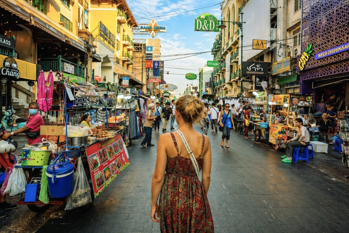 Ambiance vibrante dans la rue Khao San à Bangkok