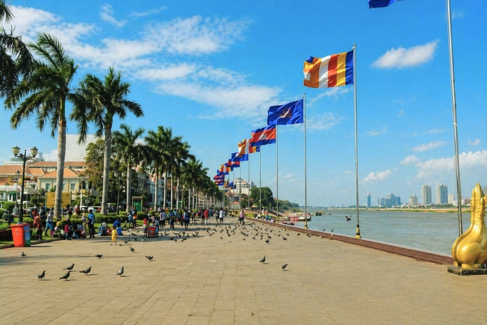 Fl&acirc;nerie paisible sur les berges du M&eacute;kong &agrave; Sisowath Quay
