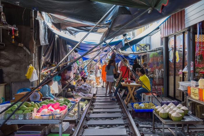 Visite du march&eacute; ferroviaire de Maeklong dans votre voyage Tha&iuml;lande en famille pas cher