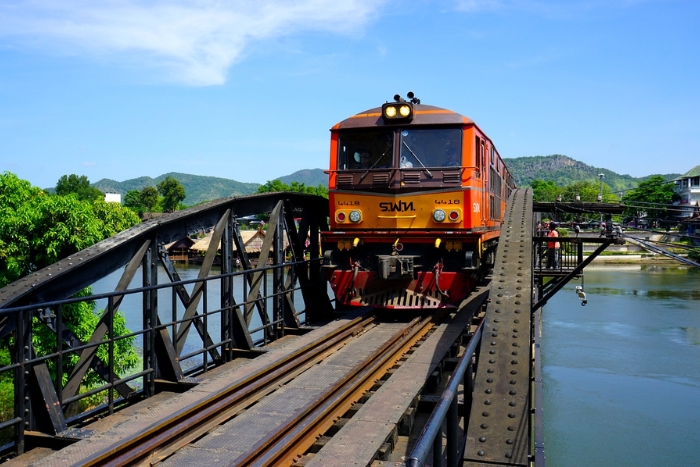 Le train sur le pont de la rivi&egrave;re Kwai