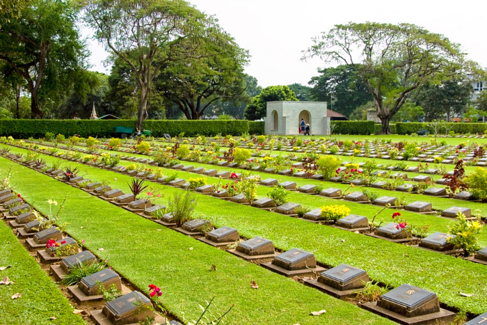 Un autre site touristique emblématique de Kanchanaburi - le cimetière militaire de Kanchanaburi