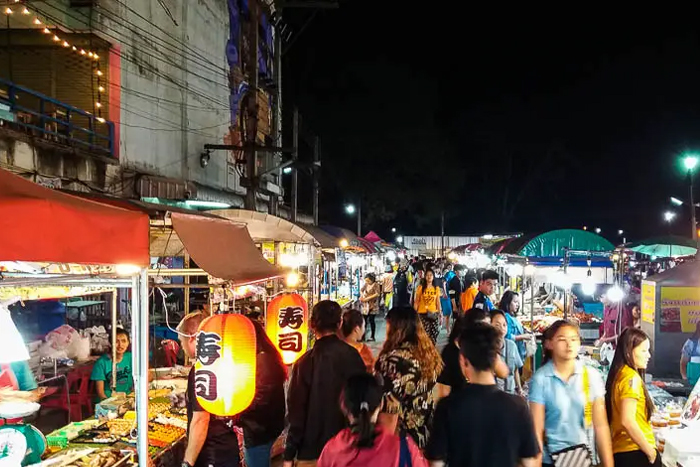 Explorer le marché nocturne de Kanchanaburi