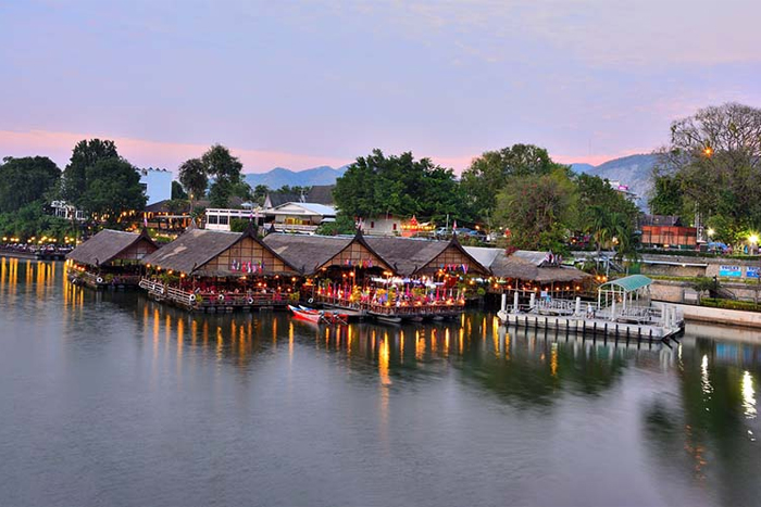 Passer la nuit dans un hôtel flottant à Kanchanaburi