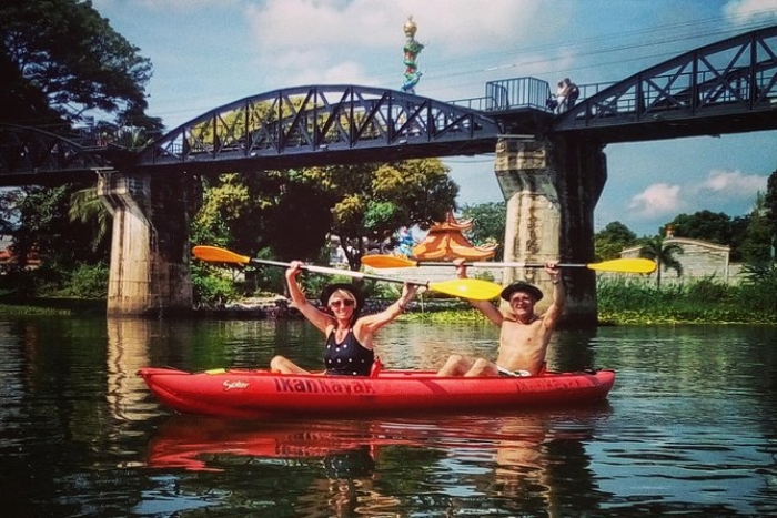 Faire du kayak sur la rivière Kwai