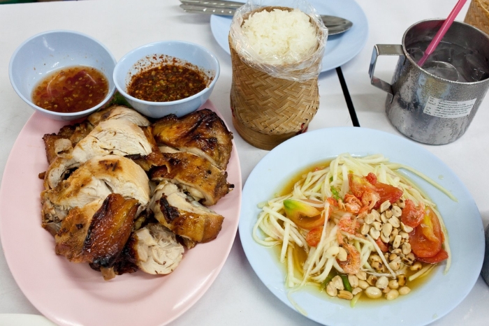 Cherchez-vous des spécialités à Kanchanaburi ? Kai Yang & Som Tam est un bon plat