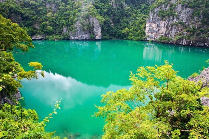 Si vous visiter le parc national marin de Mu Ko Ang Thong, ne manquez pas le lac d’Émeraude