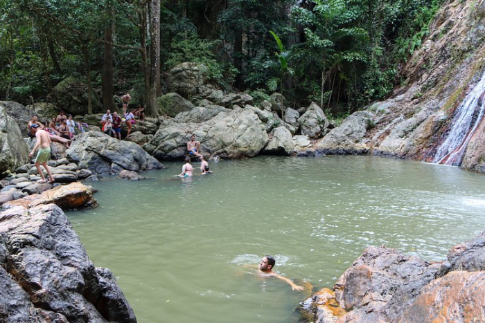 Nous avons nagé au pied de la cascade de Na Muang