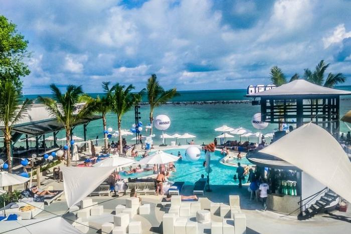 Combo Beach Hotel Samui est l’une des meilleurs hôtels à Koh Samui pour des amoureux des fêtes