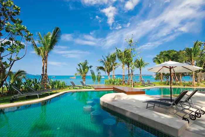 La piscine de l’hôtel 3 étoiles Ibis Samui Bophut avec une vue magnifique sur la mer