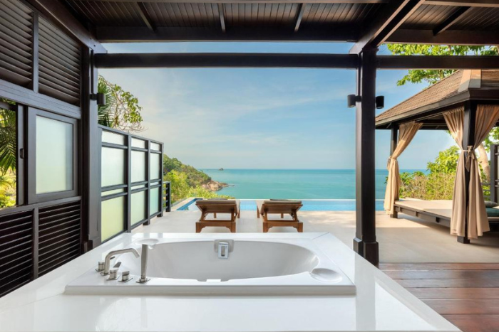 Si vous aimez des expériences romantiques en pleine nature avec une baignoire extérieure, vous pouvez vous référer à Garrya Tongsai Bay Samui!