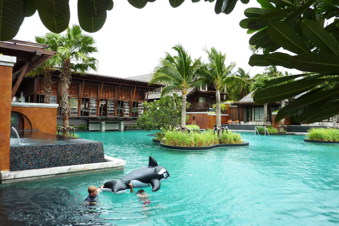 La grande piscine extérieure de Mai Samui Beach Resort & Spa, un des meilleurs hôtels 5 étoiles à Koh Samui