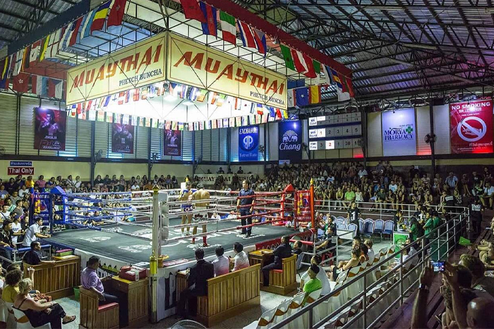 Assister à des combats de boxe thaïe (Muay Thai)