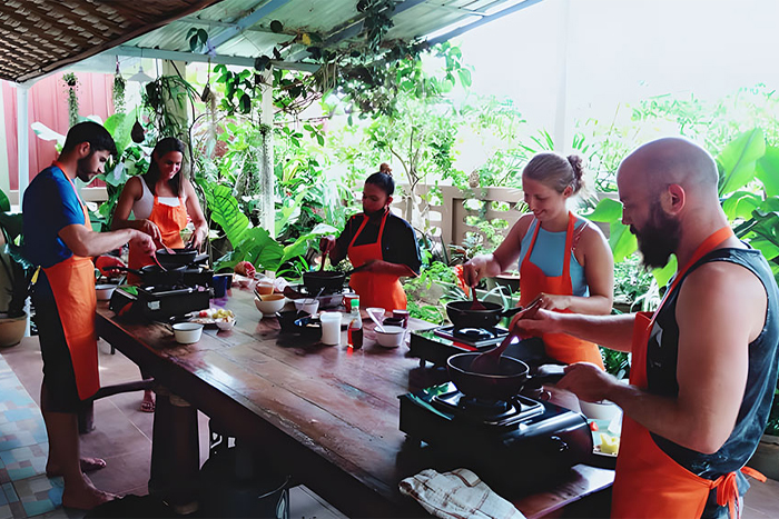 Apprendre la cuisine thaïe lors d'un cours local