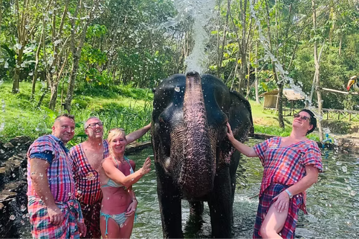 Donner un bain aux éléphants à Koh Yao Elephant Care & House est une expérience le plus impressionnant pour nous pendant notre itinéraire Koh Yao Yai 2 jours