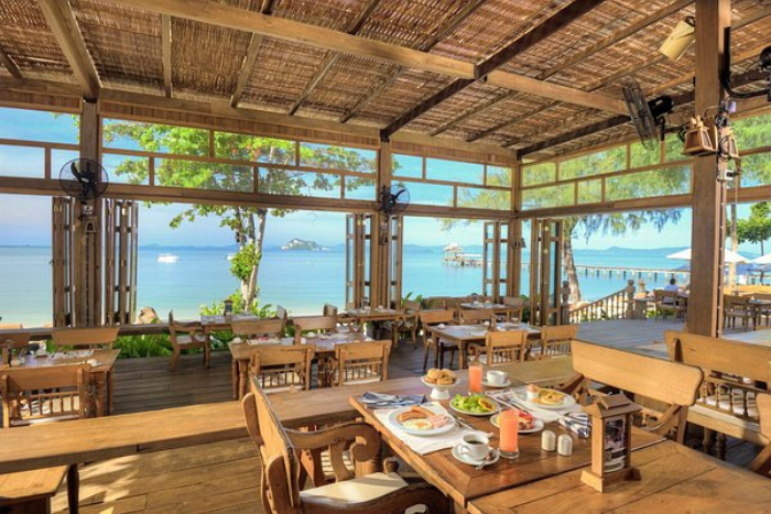 Il y a de nombreux restaurants de fruits de mer délicieux avec une vue magnifique sur la mer à Koh Yao Yai