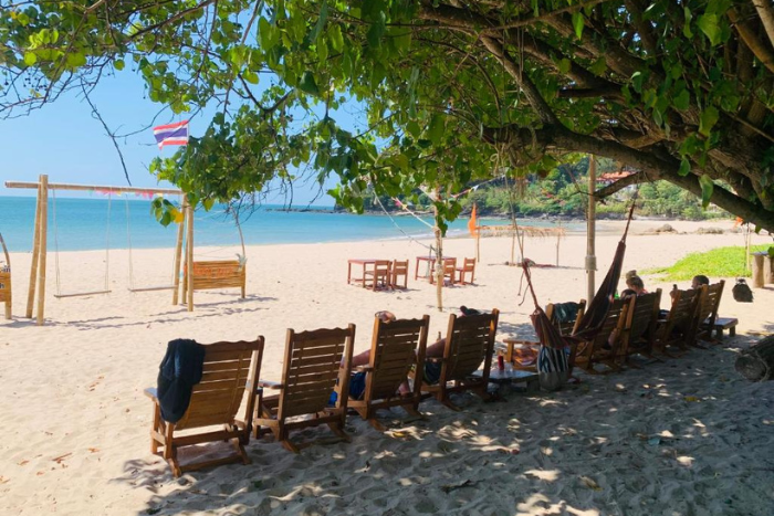 Profiter de la paisible plage de Klong Jark en arrivant à Koh Yao Noi, une petite île à côté de Koh Yao Yai