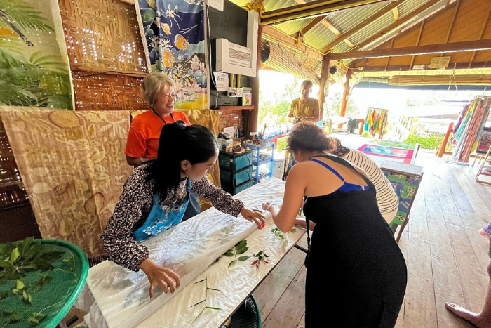 Pour une expérience culturelle, vous pouvez apprendre la technique de batik dans un atelier traditionnel de batik à Koh Yao Noi