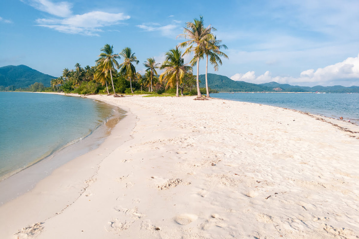 Ne manquez pas la baignade à la plage Laem Haad, une plage très emblématique de Koh Yao Yai