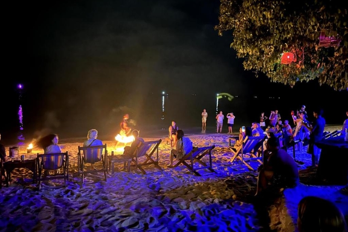 Fête nocturne sur la plage