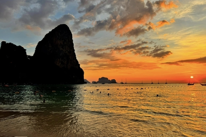  le coucher du soleil &agrave; la plage de Railay