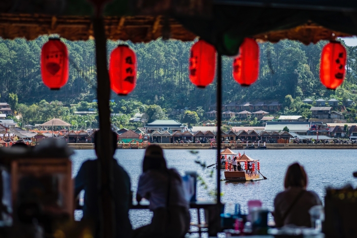 Faire une balade en bateau sur le lac du village de Ban Rak Thai