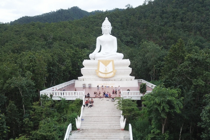 Le Wat Phra That Mae Yen et sa majestueuse statue de Bouddha blanc
