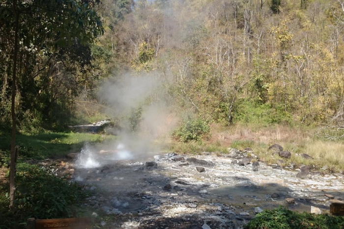 Les sources chaudes de Pong Duet Geyser, le plus grand geyser naturel du nord de la Tha&iuml;lande