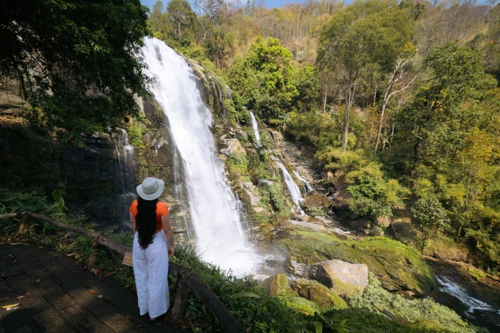 La cascade Wachirathan plonge de 70 m&egrave;tres dans un cadre de for&ecirc;t tropicale f&eacute;erique