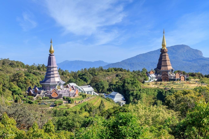  Les Pagodes Royales Jumelles au sommet de Doi Inthanon, entour&eacute;es de jardins fleuris