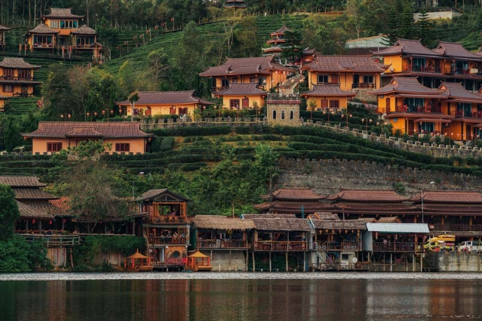 Le village de Ban Rak Thai, magnifique comme une peinture, en Thaïlande