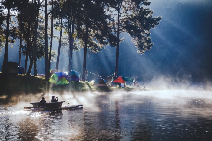 Expérience de camping au bord du lac de Pang Ung