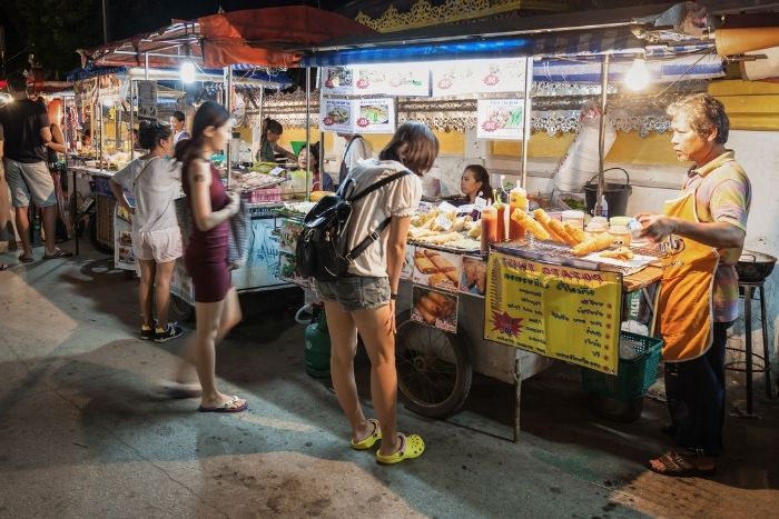Le marché de nuit est idéal pour goûter des spécialités locales en famille