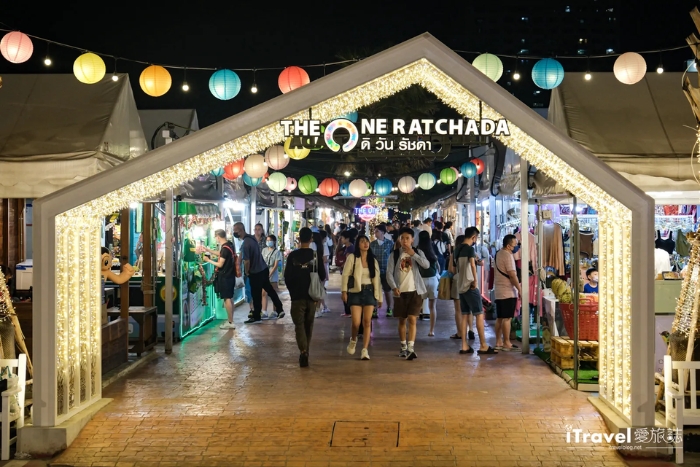 Le populaire march&eacute; de nuit du train de Ratchada &agrave; Bangkok