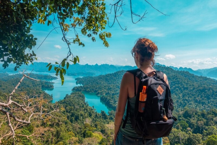 Ceux qui aiment à la fois le soleil et le trekking peuvent envisager le parc national de Khao Sok
