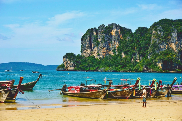 Eaux calmes et paysages de la côte de Krabi en janvier