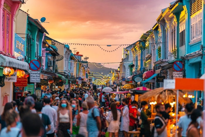 Ambiance animée en soirée à Phuket Old Town