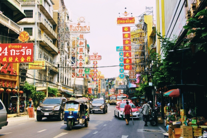 Rue anim&eacute;e avec panneaux color&eacute;s &agrave; Bangkok