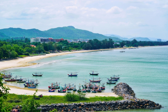 Bateaux de p&ecirc;che le long de la c&ocirc;te de Hua Hin