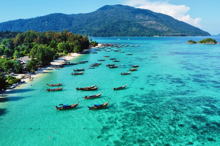 Mer d&rsquo;Andaman aux eaux claires, id&eacute;ale pour un voyage en Tha&iuml;lande en mars